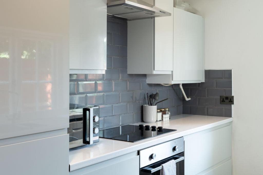 Stylish & Spacious City Centre 3-Bedroom Townhouse - Sleeps 6 แคนเทอร์เบอรี ภายนอก รูปภาพ