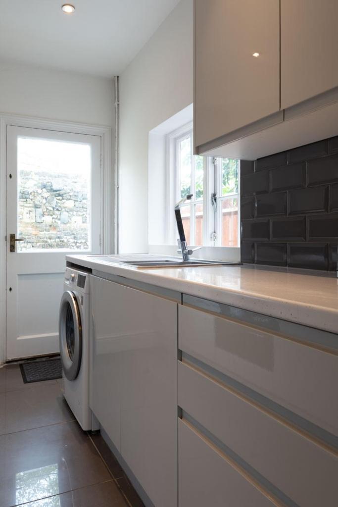 Stylish & Spacious City Centre 3-Bedroom Townhouse - Sleeps 6 แคนเทอร์เบอรี ภายนอก รูปภาพ