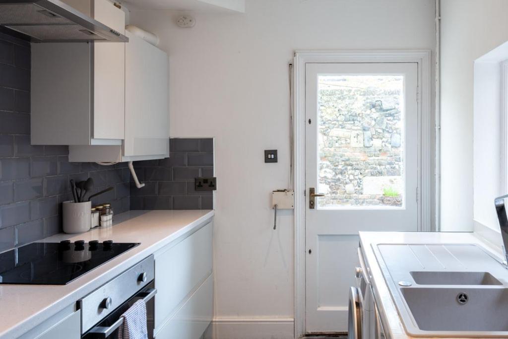 Stylish & Spacious City Centre 3-Bedroom Townhouse - Sleeps 6 แคนเทอร์เบอรี ภายนอก รูปภาพ