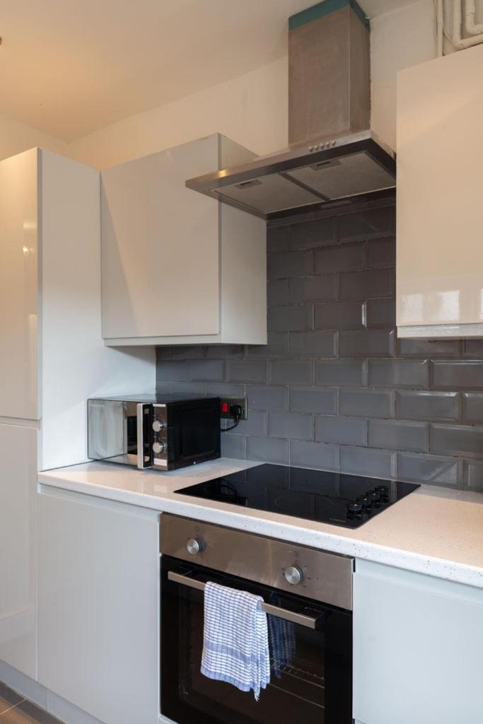 Stylish & Spacious City Centre 3-Bedroom Townhouse - Sleeps 6 แคนเทอร์เบอรี ภายนอก รูปภาพ