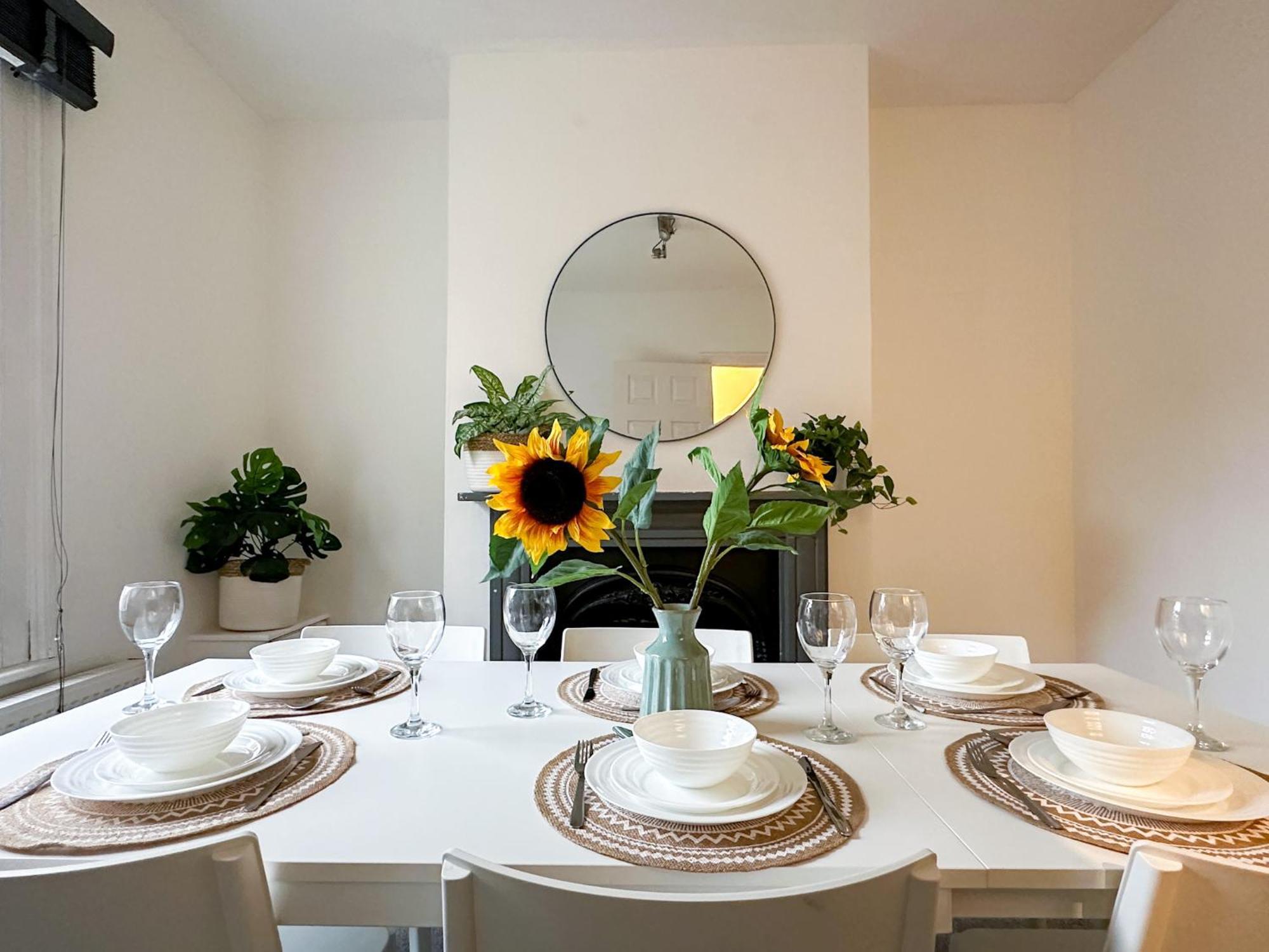 Stylish & Spacious City Centre 3-Bedroom Townhouse - Sleeps 6 แคนเทอร์เบอรี ภายนอก รูปภาพ