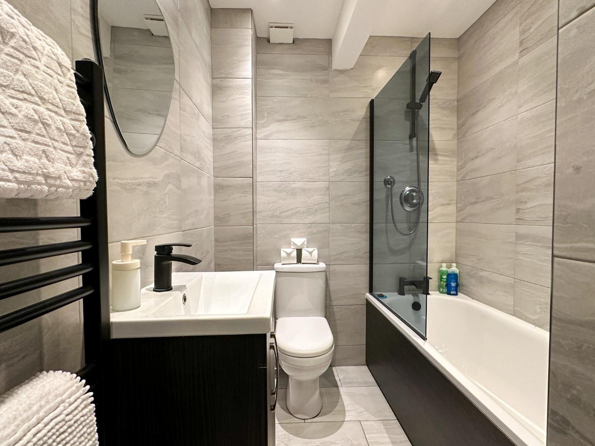 Stylish & Spacious City Centre 3-Bedroom Townhouse - Sleeps 6 แคนเทอร์เบอรี ภายนอก รูปภาพ
